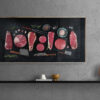 Tableau en plexiglas pour boucherie avec une variété de morceaux de viande et des accessoires de boucher.
